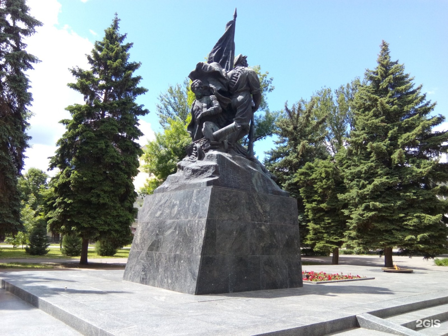 Борцов революции 1а. Памятник борцам революции 1917 года.