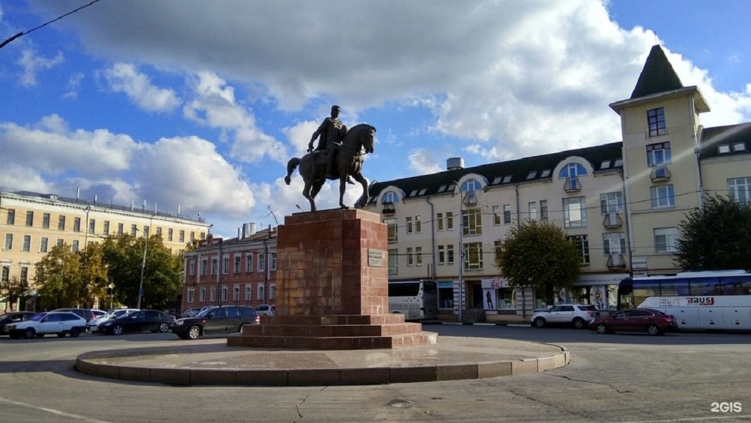 Площадь рязани. Памятник Олегу Рязанскому в Рязани. Памятник великому князю Олегу Рязанскому. Памятник князю Олегу в Рязани. Соборная площадь Рязань.