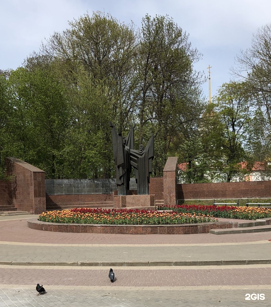 площадь героев памятники
