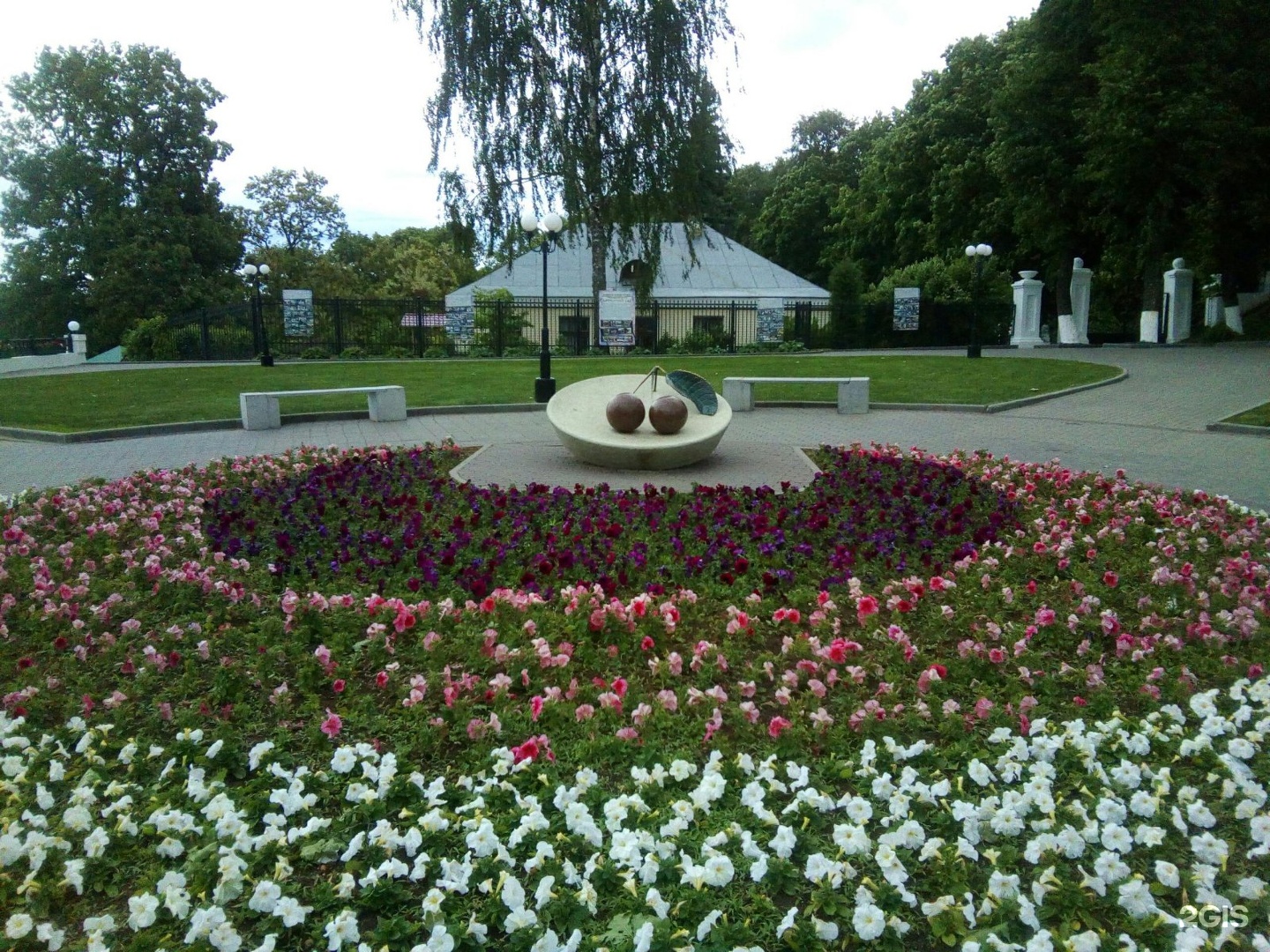 Памятник вишне во владимире фото