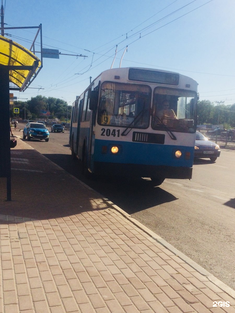 Троллейбус 14 брянск маршрут. Старые троллейбусы Брянск. Старый троллейбус в Брянске площадь Партизан.