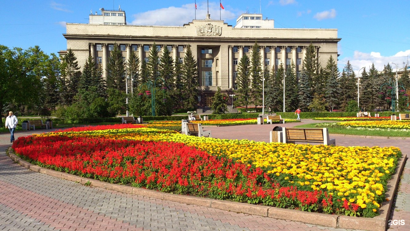 Площадь красноярского. Площадь революции Красноярск. Центральная площадь Красноярска. Администрация города Красноярск площадь. Парк революции Красноярск.