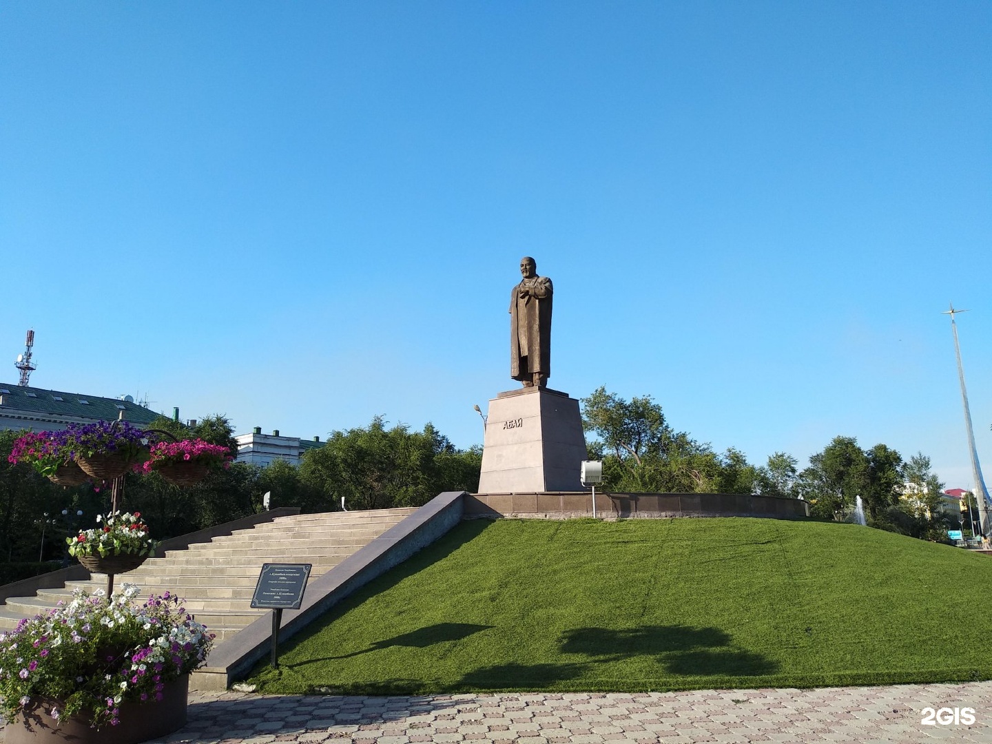 Где находится абая. Памятники Абаю Кунанбаеву. Памятник Абаю Кунанбаеву в Москве. Памятника Абая Кунанбаева. Площадь Абая Алматы.