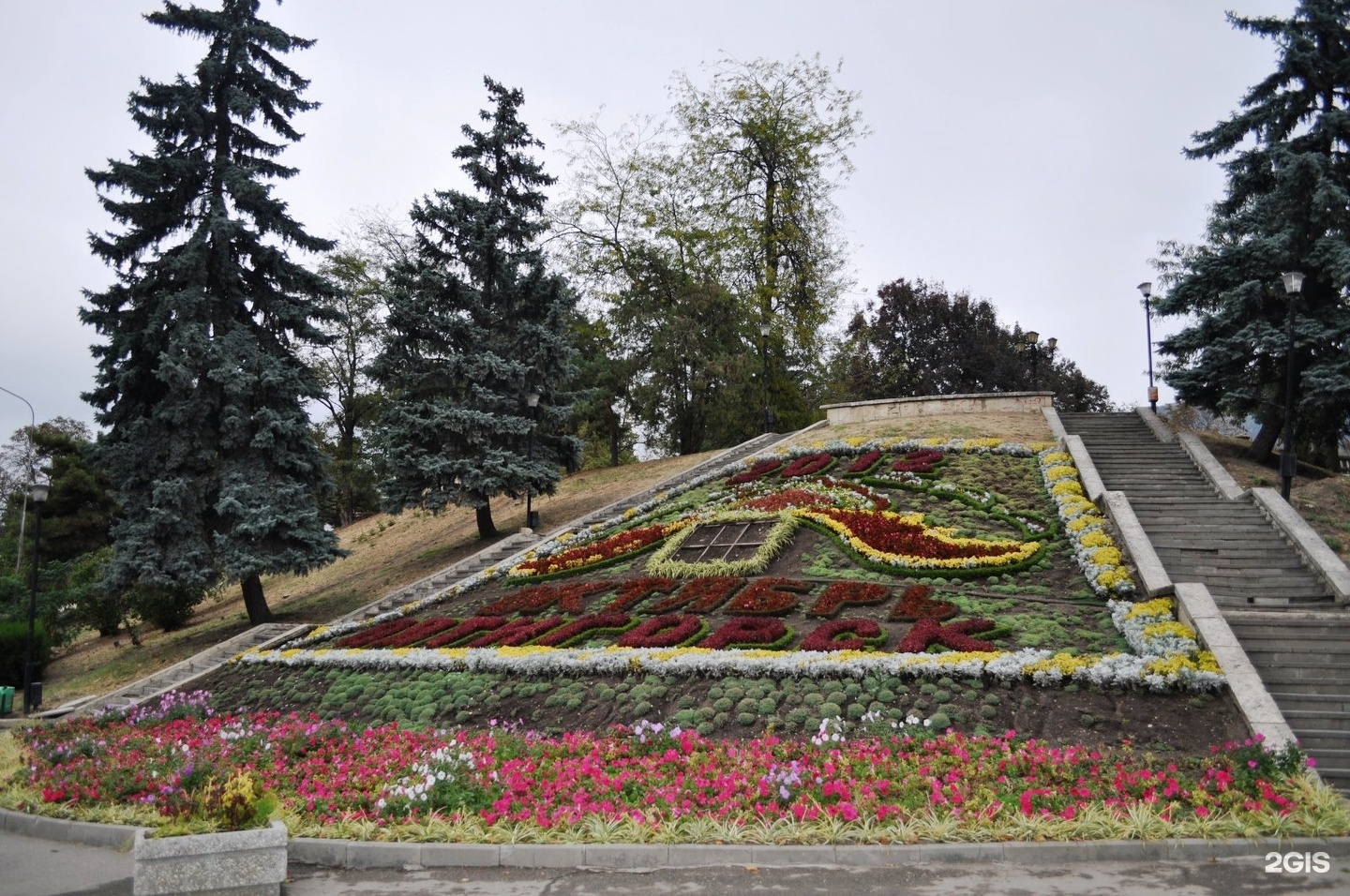 памятник в парке цветник в пятигорске