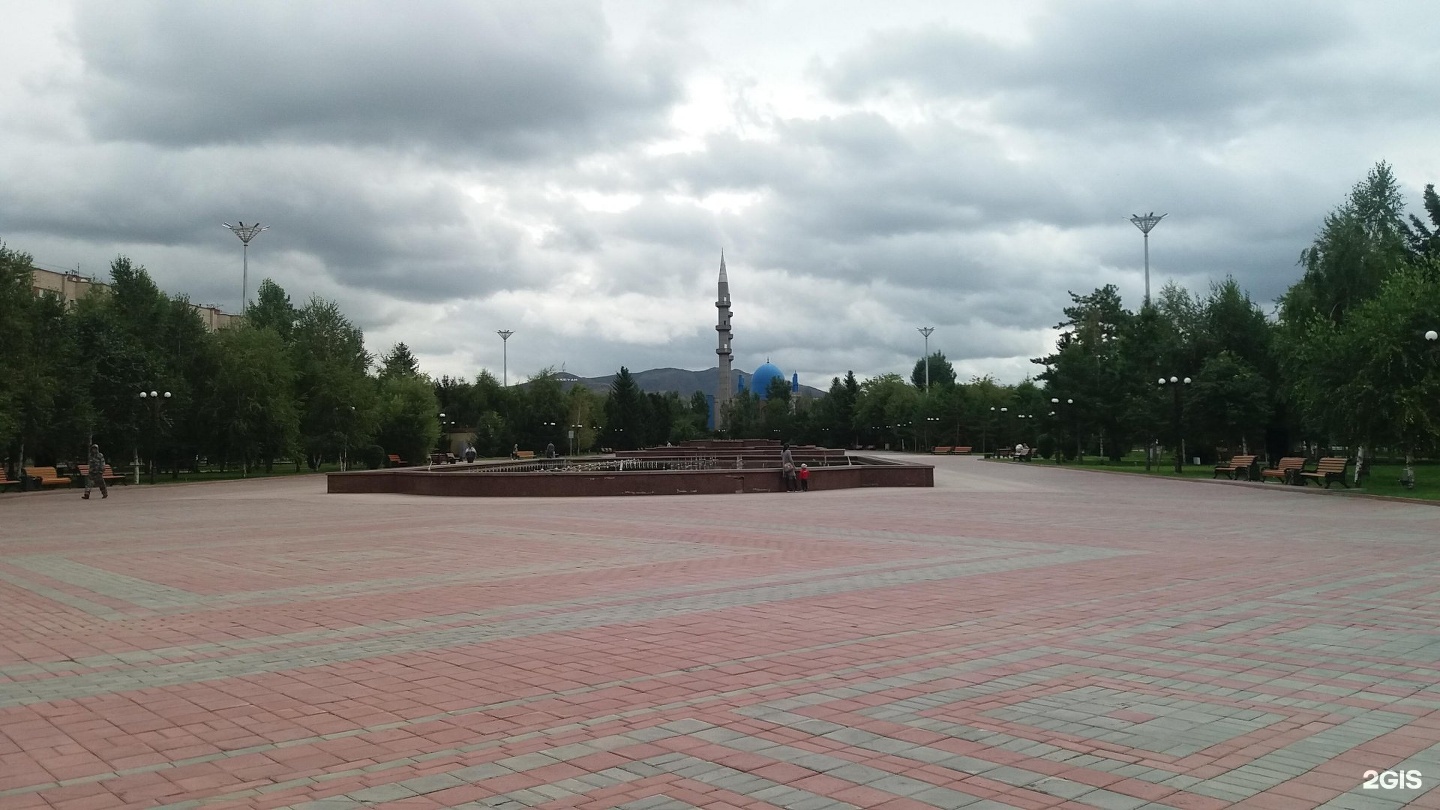 Ур пл. Усть-Каменогорск площадь Республики. Сквер Республики. В Усть Каменогорске на площади Ленина сейчас что там фото