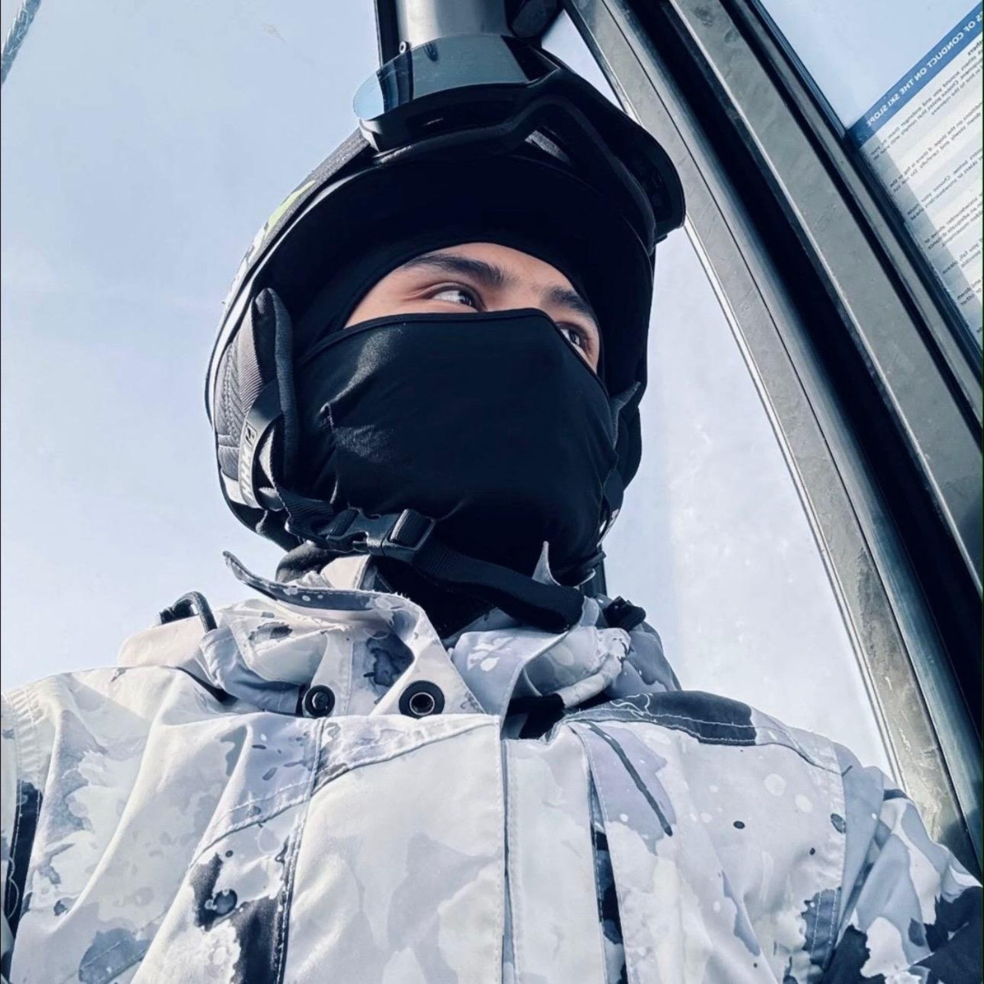 Үлкен есек үй шаруасындағы әйелді сиқытты Қыз жігітті саусағымен сипатады