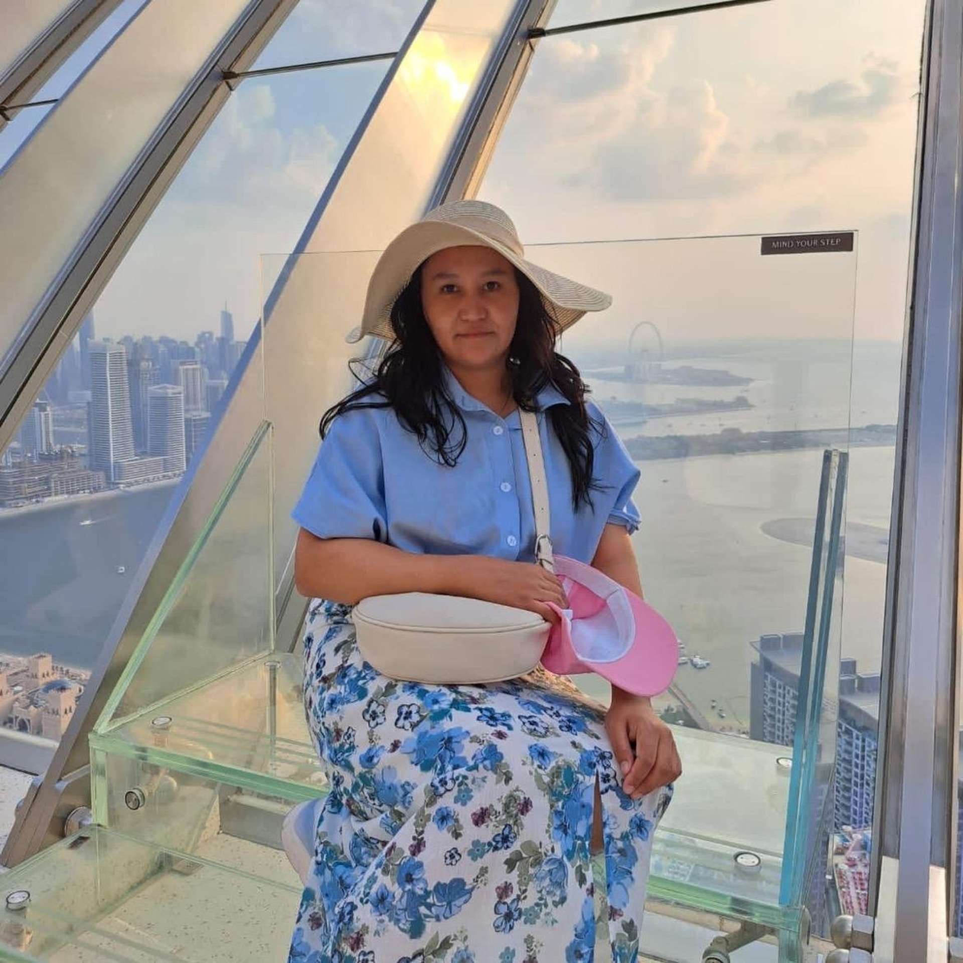 Жалаңаш әйелдер қынабы Аяқтары жайылған әйел