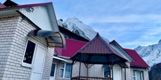 Домбай: Гостевой дом Пихтовый мыс у Марины